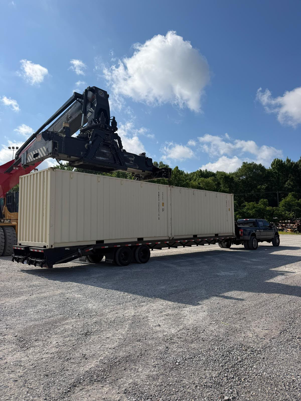 Container loading on the Armani 333 trailer